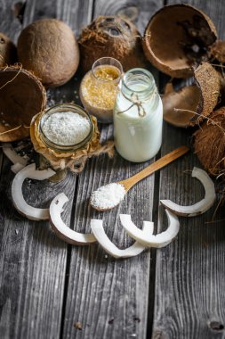 Taze hindistan cevizi ahşap arka plan üzerinde kırık