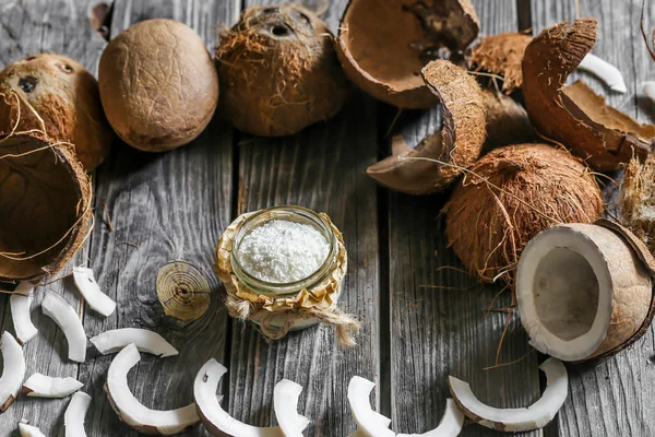 Frische Kokosnüsse auf Holzgrund gebrochen — Stockfoto