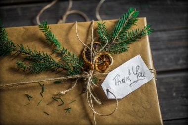 Sana teşekkür ediyor güzel paketlenmiş hediye