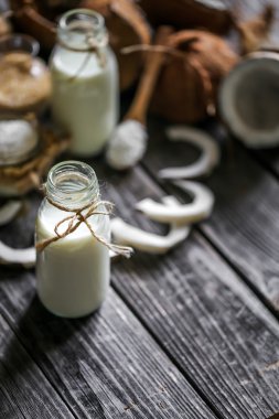 Taze hindistan cevizi ahşap arka plan üzerinde kırık