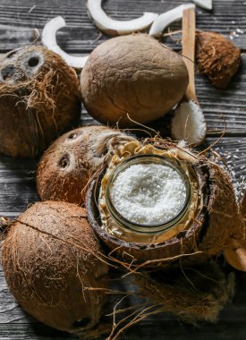 Taze hindistan cevizi ahşap arka plan üzerinde kırık