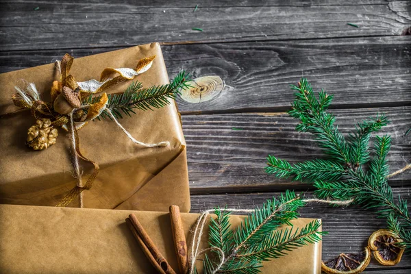 Vackert Packed med gåva på trä bakgrund — Stockfoto