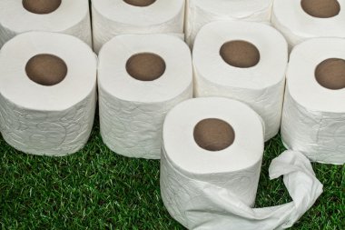 Yeşil çimenlerin üzerinde beyaz tuvalet kağıdı