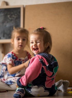 renkli mürekkep ile küçük kız