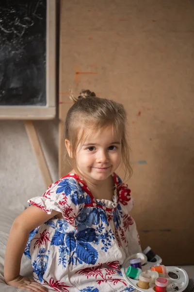 Niña con tintas de colores — Foto de Stock