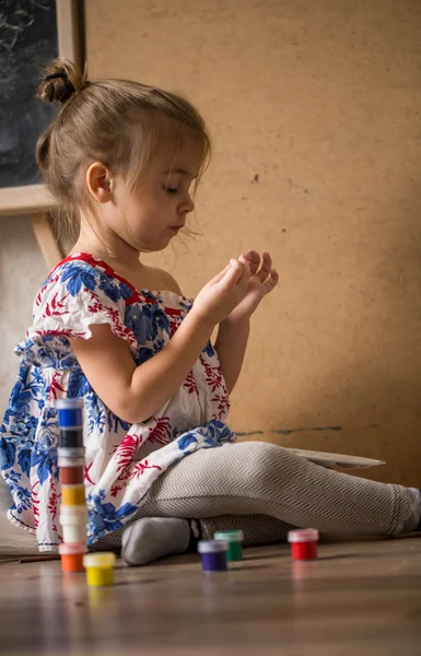 Niña con tintas de colores — Foto de Stock