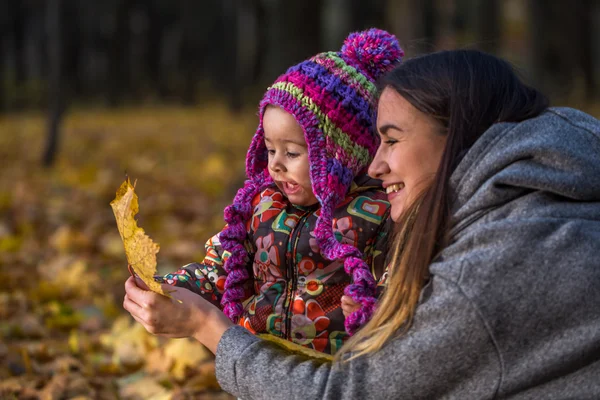 Niño pequeño con mi madre, concepto de otoño — Foto de Stock