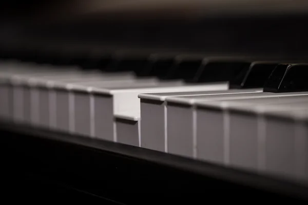 Piano tangenter närbild, musikaliska instrument — Stockfoto