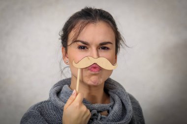 Güzel genç kız bıyıklı