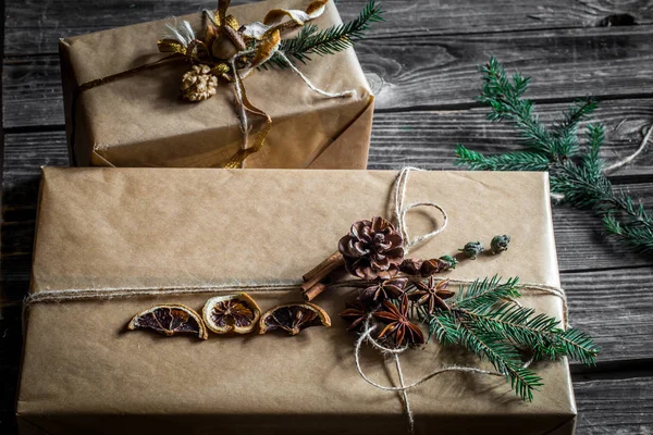 Gyönyörűen Packed ajándék fából készült háttér — Stock Fotó