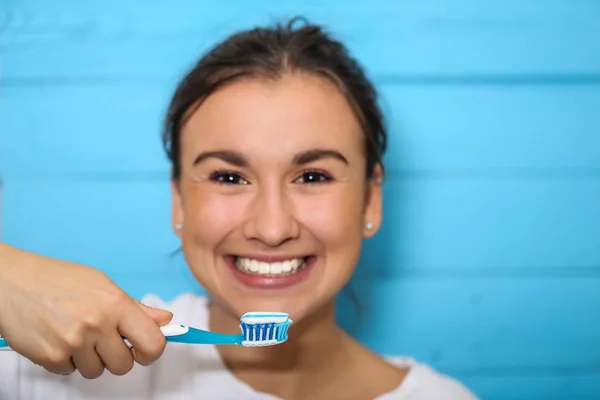 Flicka med tandborste och tandkräm — Stockfoto