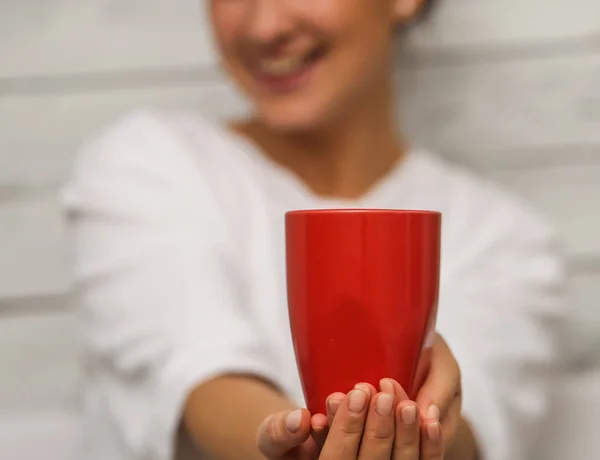 Belle jeune fille avec une coupe rouge à la main — Photo