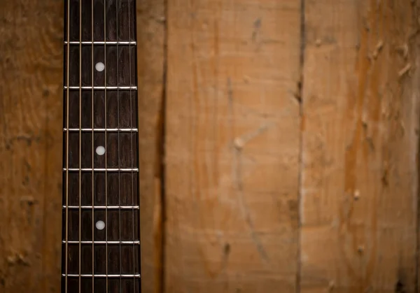Toets van de gitaar op houten achtergrond — Stockfoto