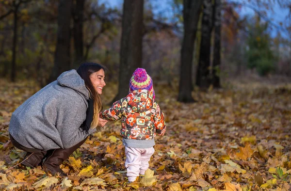 Niño pequeño con mi madre, concepto de otoño — Foto de Stock