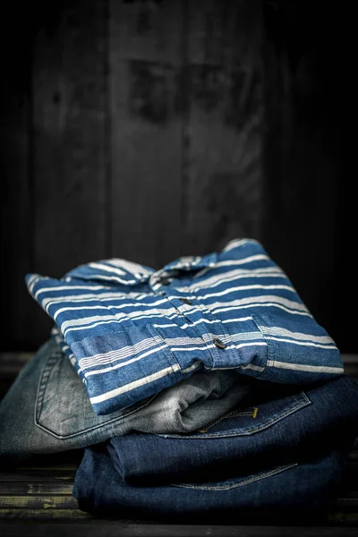Stylové Pánské oblečení, košile složil na hromádku — Stock fotografie