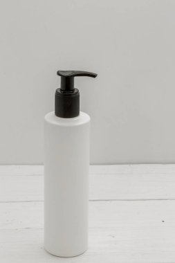 Beyaz bir arka plan üzerinde kozmetik kavanozları