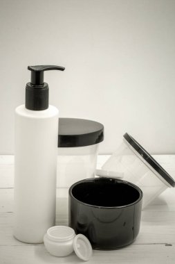 Beyaz bir arka plan üzerinde kozmetik kavanozları