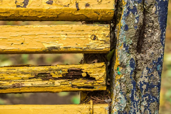 Mooie oude bord met gele verf — Stockfoto