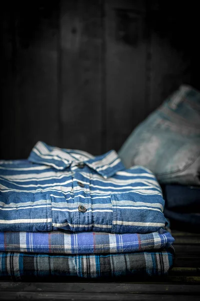 Стильная мужская одежда, рубашки сложены в кучу — стоковое фото