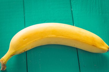 ahşap zemin üzerinde taze muz