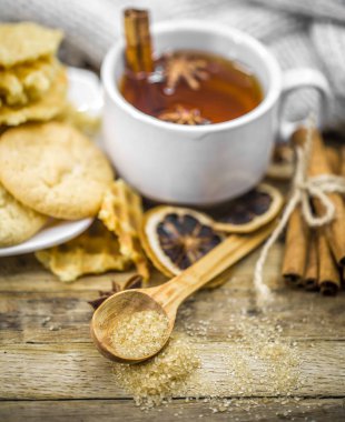 lezzetli kurabiyeler ve tarçın çubuğu ile sıcak çay