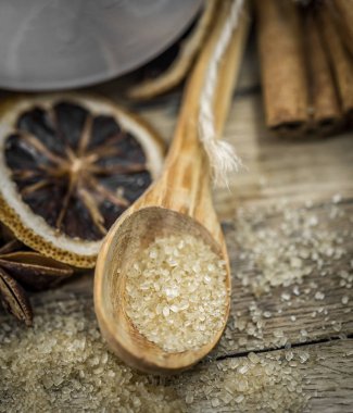 Tarçın çubuğu ve bir çorba kaşığı kahverengi şeker