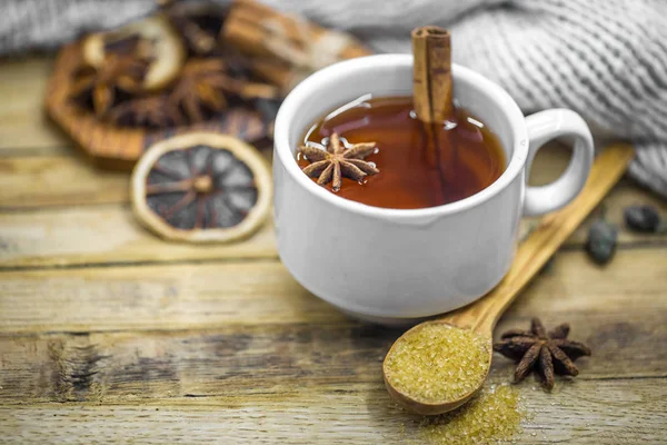 Φλιτζάνι καυτό τσάι με ένα ραβδί κανέλας — Φωτογραφία Αρχείου