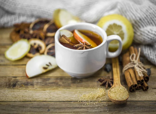 Xícara de chá quente com limão, um pau de canela — Fotografia de Stock
