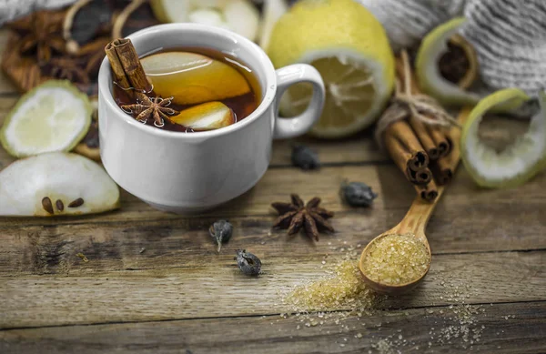 Xícara de chá quente com limão, um pau de canela — Fotografia de Stock