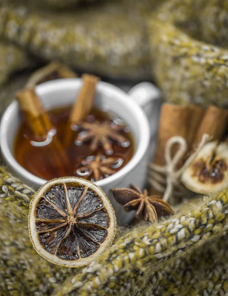 Xícara de chá quente com paus de canela e delicioso limão seco — Fotografia de Stock