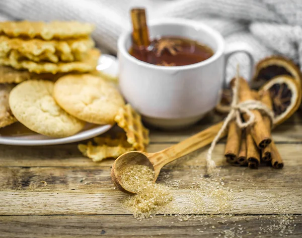 Deliciosos biscoitos e xícara de chá quente com um pau de canela — Fotografia de Stock