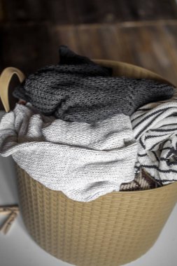 Çamaşırhane, çamaşır sepetinden sıcak giysiler