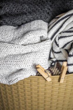 Çamaşırhane, çamaşır sepetinden sıcak giysiler