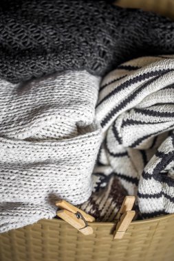 Çamaşırhane, çamaşır sepetinden sıcak giysiler