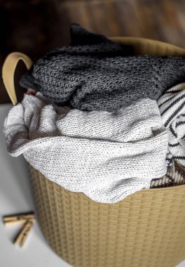 Çamaşırhane, çamaşır sepetinden sıcak giysiler