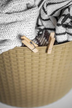 Çamaşırhane, çamaşır sepetinden sıcak giysiler