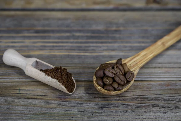 Pequena colher de madeira bonita com café no fundo — Fotografia de Stock