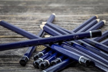 ahşap arka plan üzerinde siyah kalem kümesi