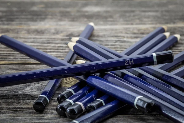 ahşap arka plan üzerinde siyah kalem kümesi