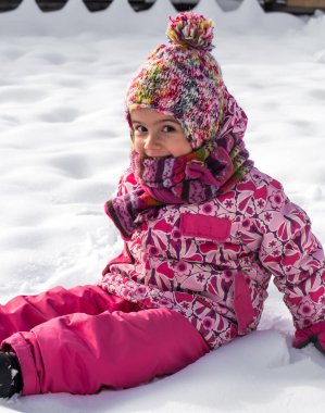 Karda oynarken güzel küçük kız