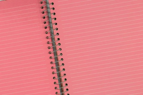 Caderno rosa com mola, listras horizontais de papel — Fotografia de Stock