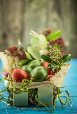 Mavi ahşap arka plan üzerinde güzel Paskalya yumurtaları