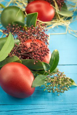 Mavi ahşap arka plan üzerinde güzel Paskalya yumurtaları