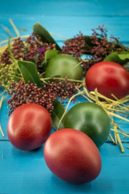 Mavi ahşap arka plan üzerinde güzel Paskalya yumurtaları