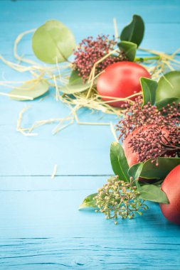 Mavi ahşap arka plan üzerinde güzel Paskalya yumurtaları