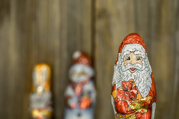 Figuras de chocolate de Navidad en una envoltura —  Fotos de Stock