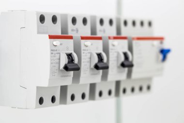 Elektrik makineleri, beyaz arka plan üzerinde closeup izole komut satırı anahtarları