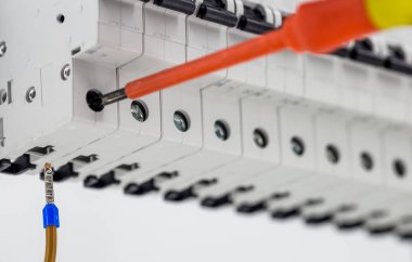 Beyaz arka plan üzerinde izole elektrik makineleri, komut satırı anahtarları