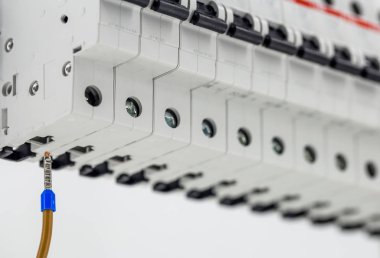 Beyaz arka plan üzerinde izole elektrik makineleri, komut satırı anahtarları