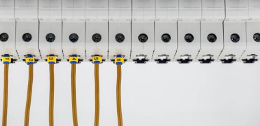 Beyaz arka plan üzerinde izole elektrik makineleri, komut satırı anahtarları